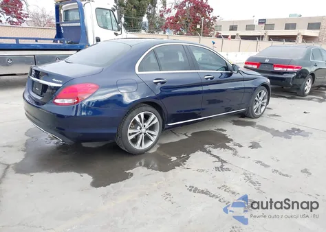 2017 Mercedes-Benz C 300 4Matic z USA, uszkodzony, nr VIN 55SWF4KB2HU207354